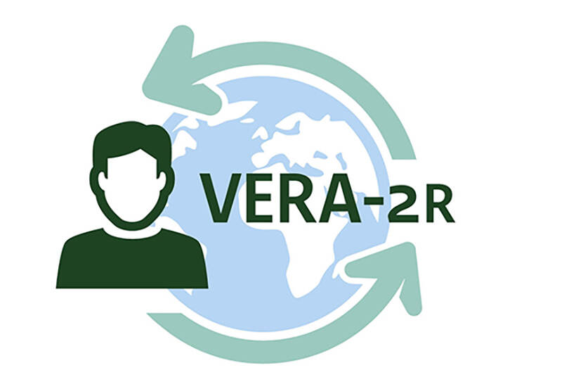 Logo van vera 2r: man en wereldbol omcirkeld door pijl