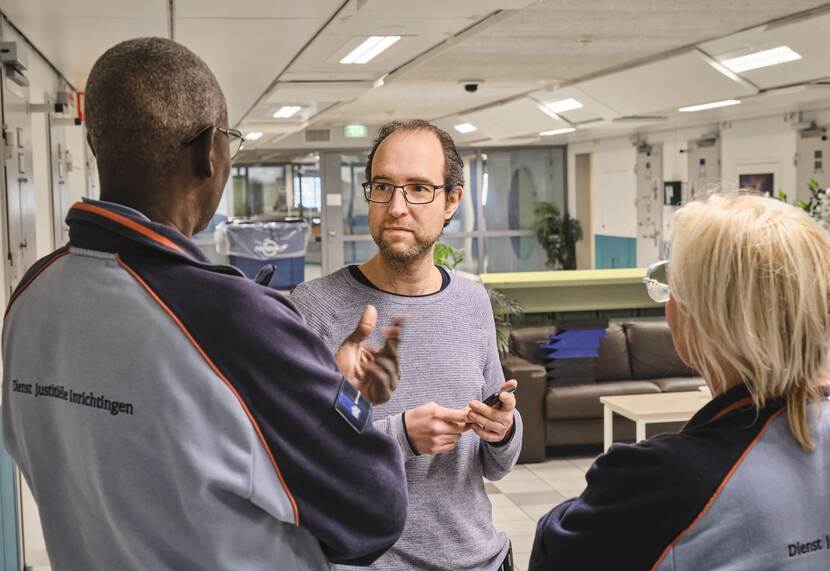 Badyr in gesprek met bewakers