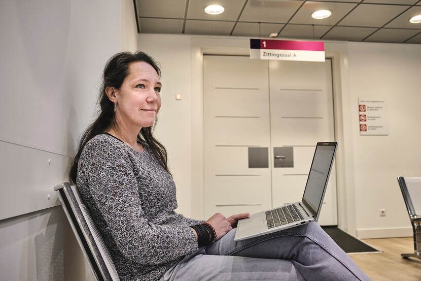 Mirjam zit in de wachtkamer