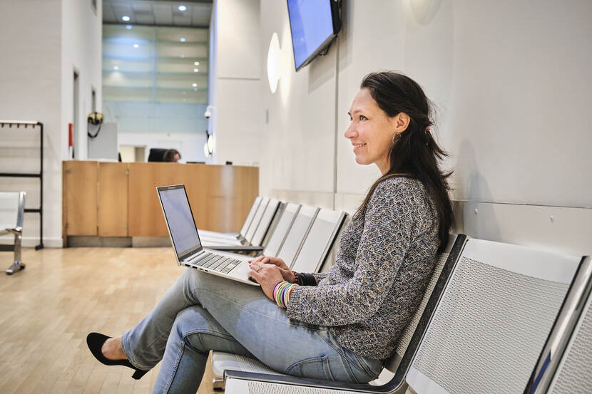 Mirjam in de wachtruimte bij de rechtzaal